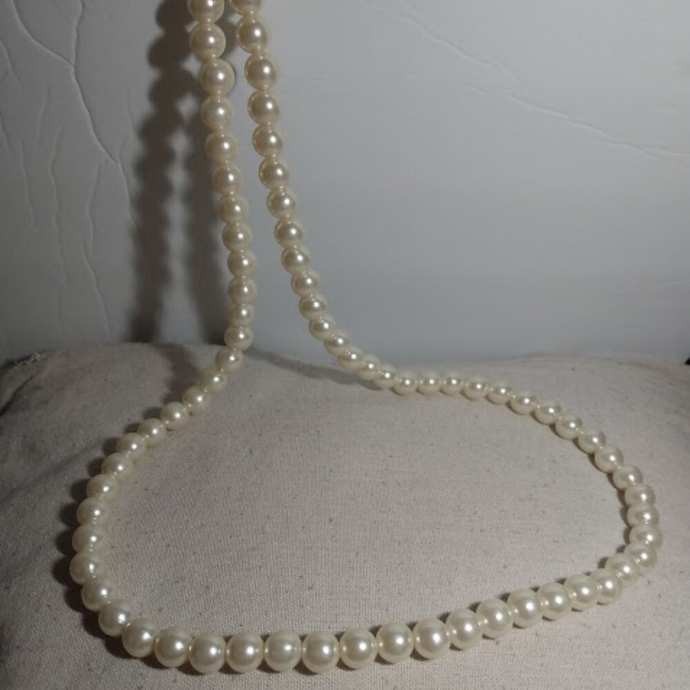 Cream color Acrylic beaded necklace.
